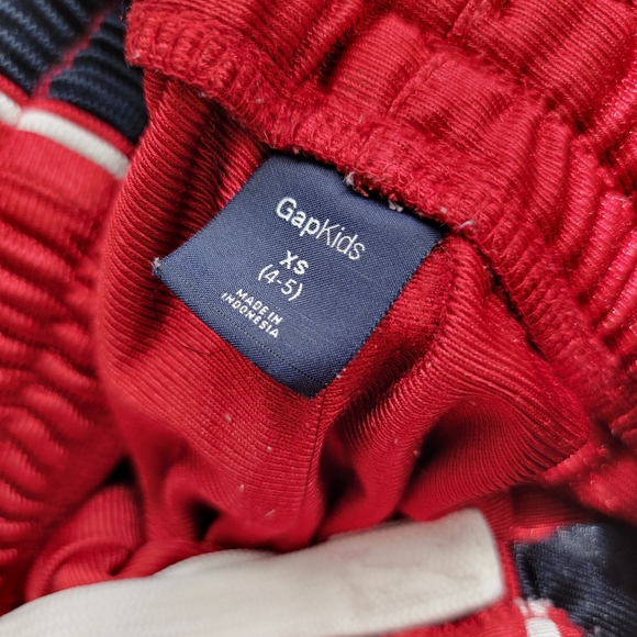 SET OF 3 GAP kids shorts. Size XS 4/5 red has some small pilling - Picture 5 of 7